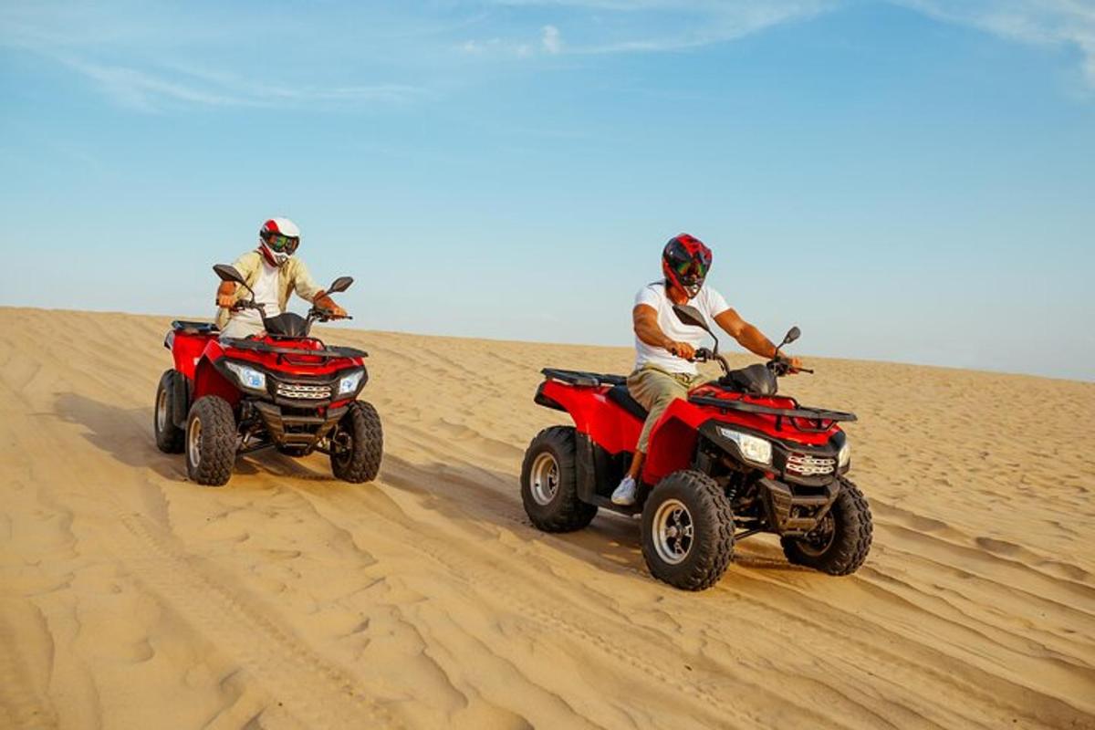 két ember ATV-zik a sivatagban