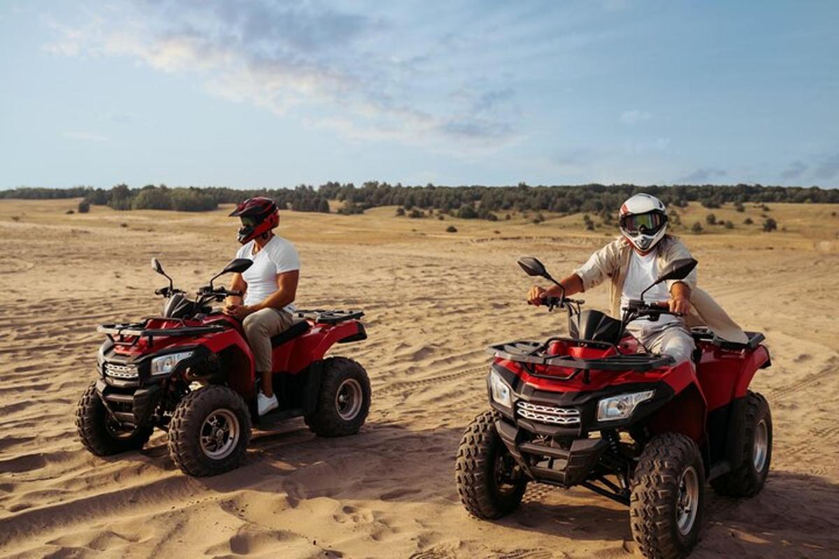 Çölde ATV'ye binen iki adam