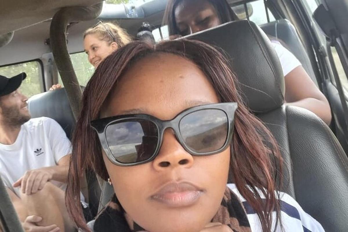 Una mujer con gafas de sol sentada en un coche.