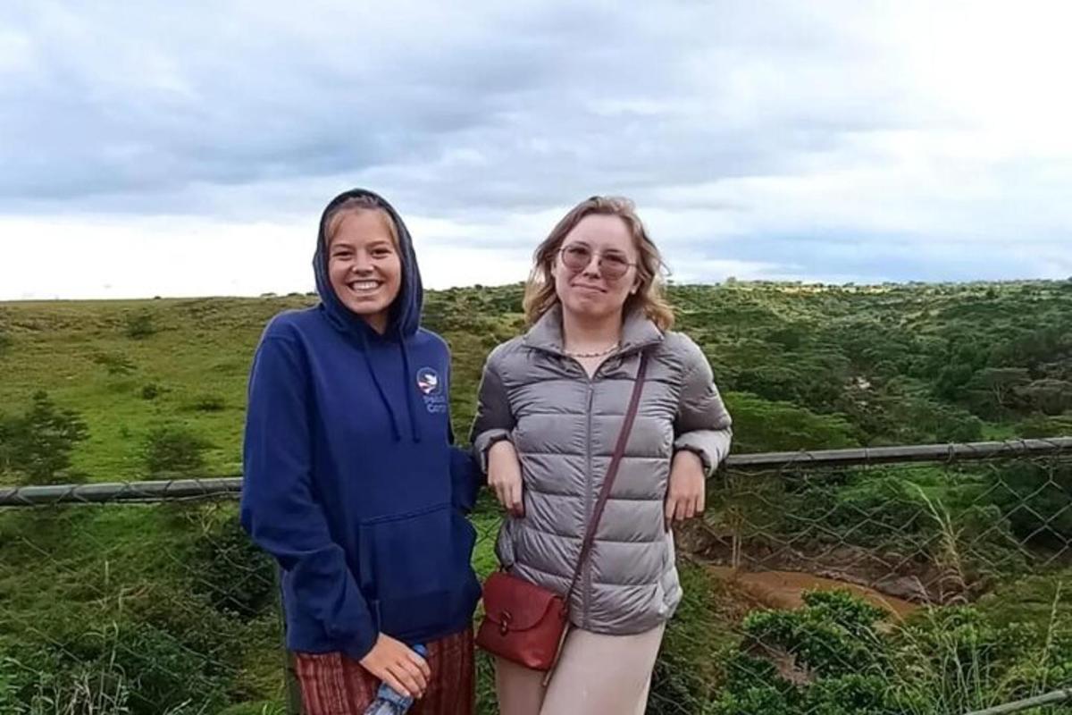 due donne in piedi in cima a una collina