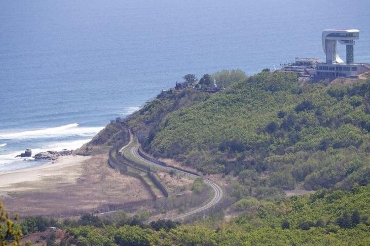 vijugasta cesta na hribu ob oceanu