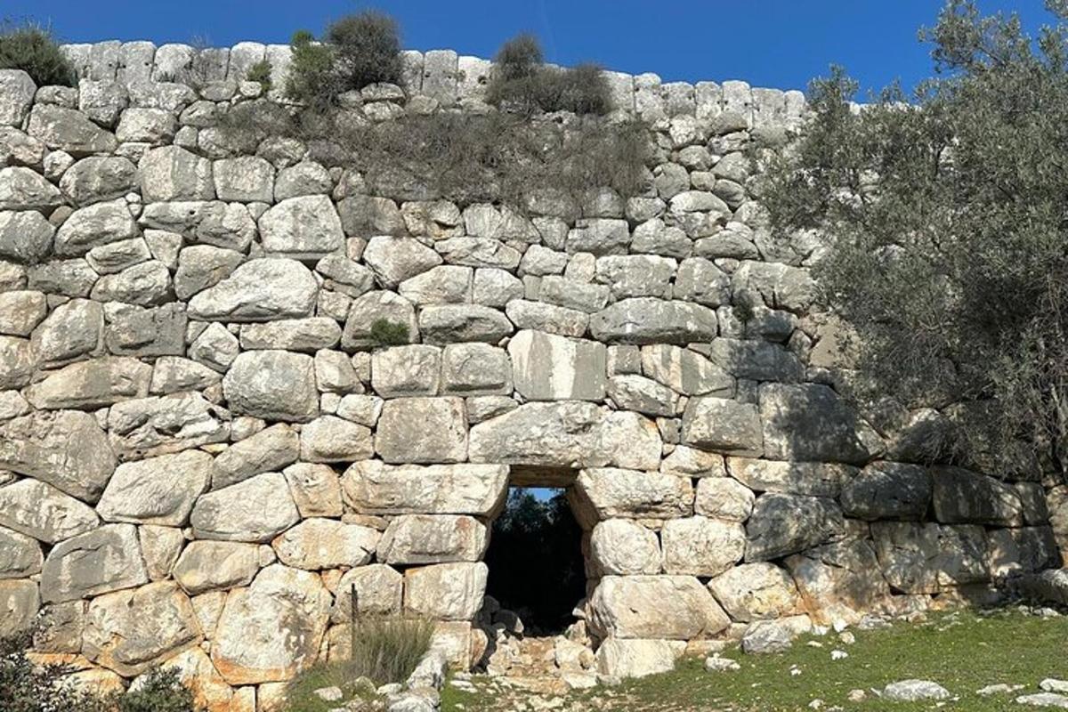 Un viejo muro de piedra con un agujero en él