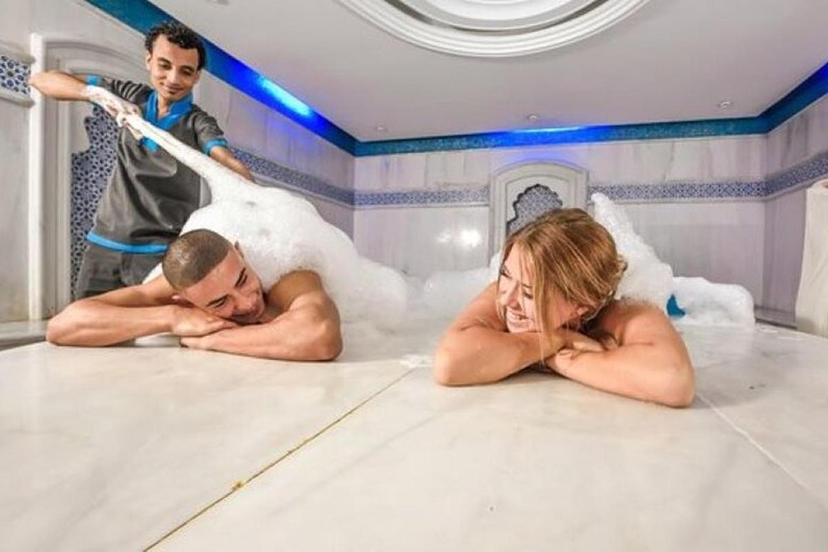 muž a žena ležící v posteli v pokoji
