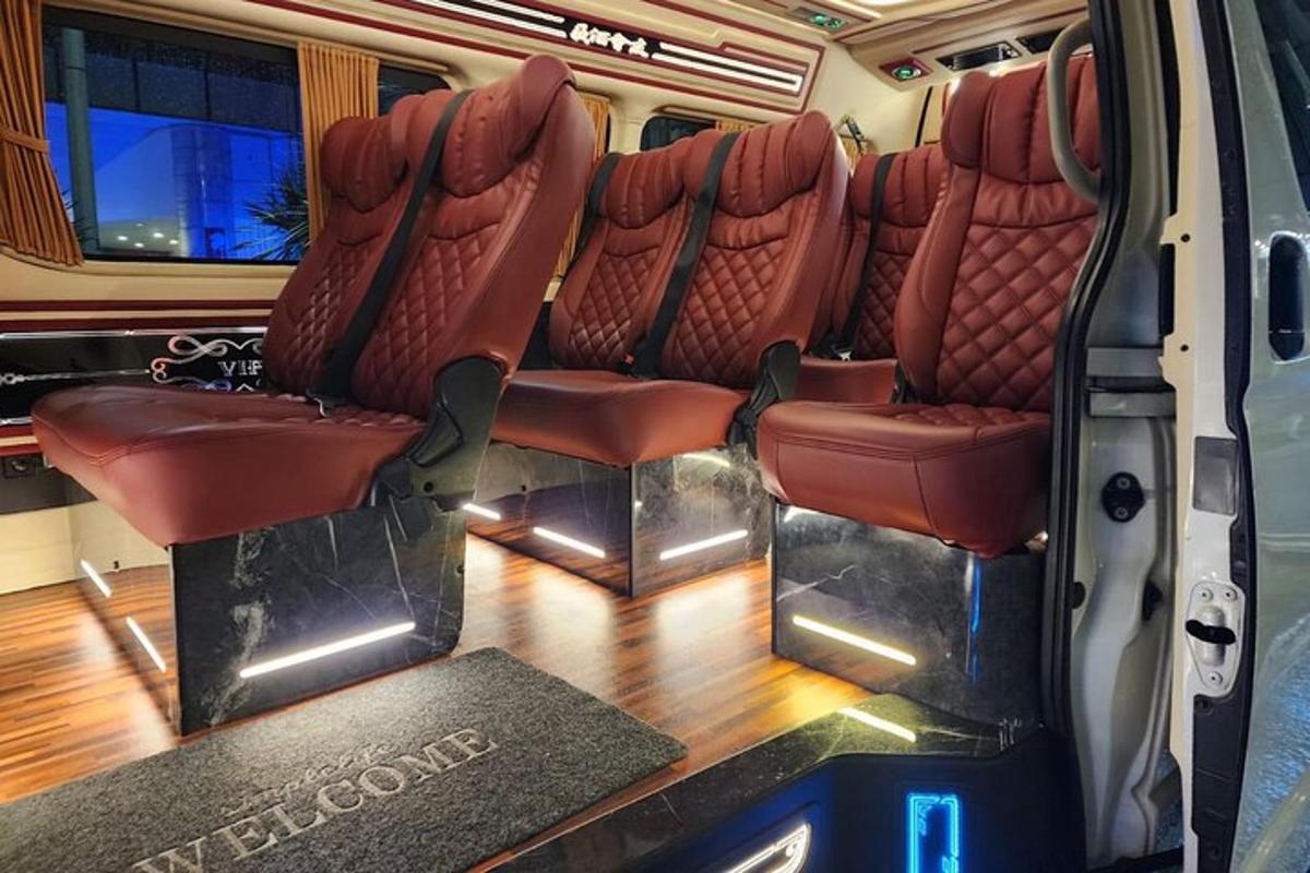um ônibus vazio com assentos vermelhos e piso de madeira
