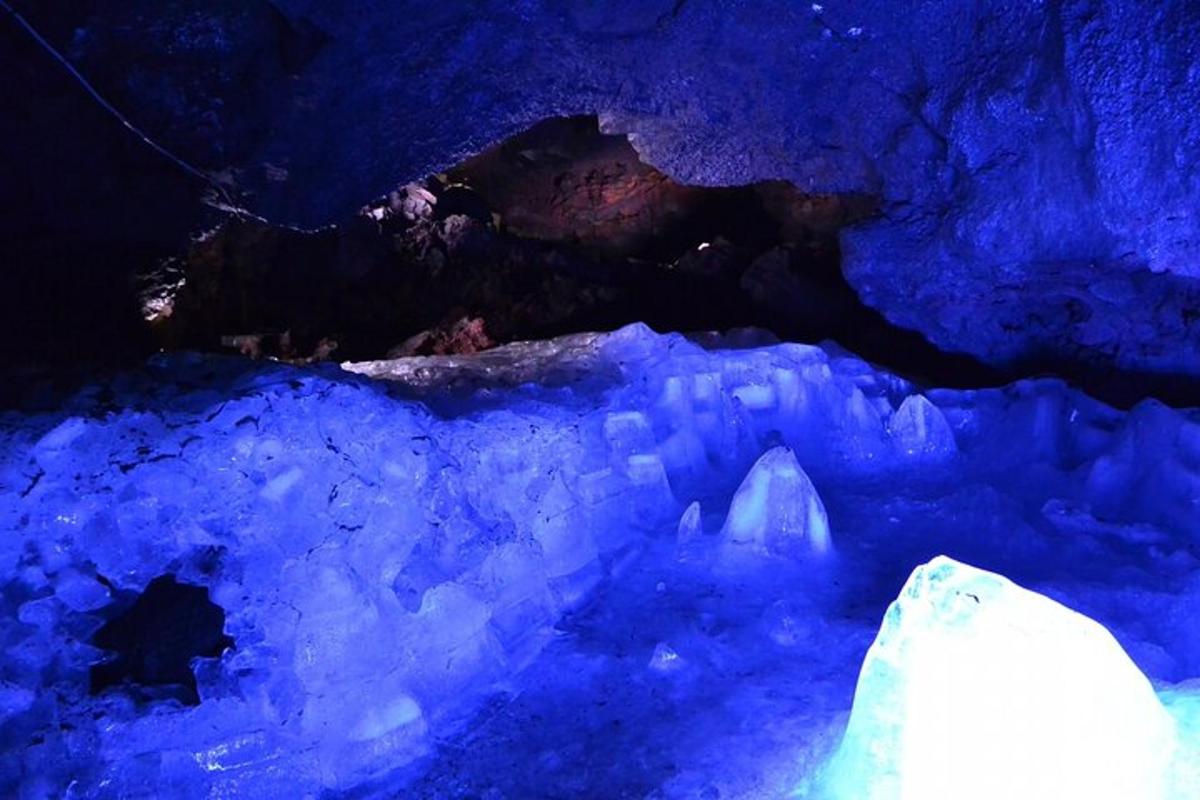 una cova de gel amb fons blau