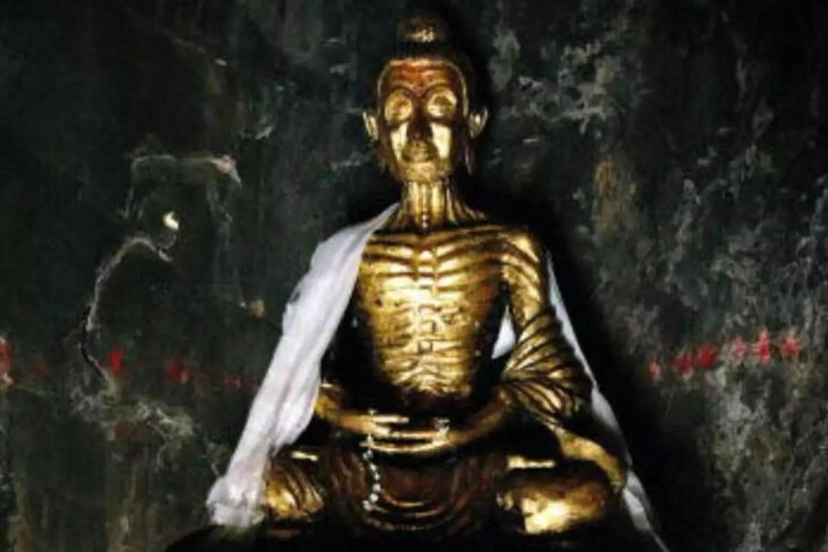 a gold statue of aitatingitating god with