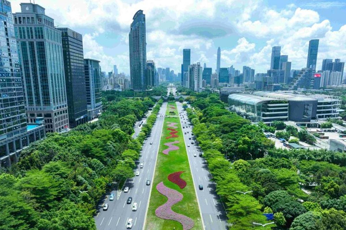 una strada in una città con le auto su di essa