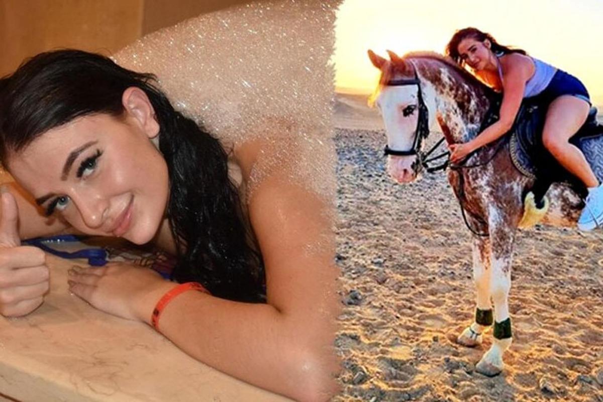 žena jedoucí na koni ve vaně s dívkou jedoucí na koni