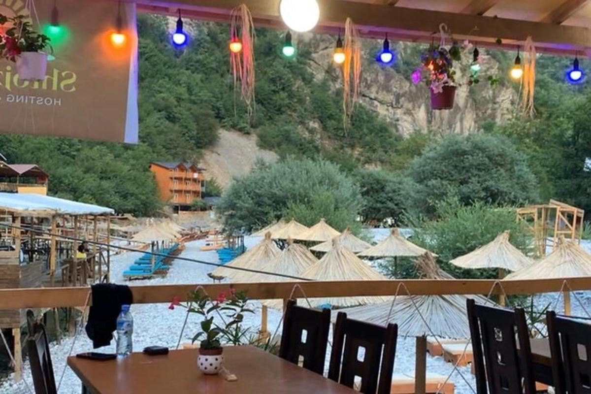 有桌子、遮阳伞和游泳池的餐厅