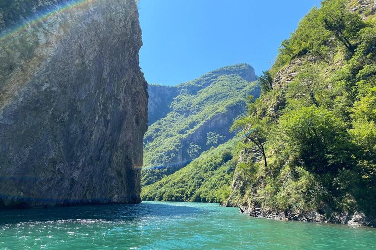 两山之间河流上的彩虹