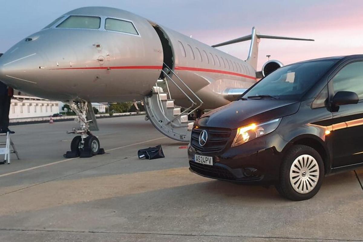 автомобіль припаркований поруч із літаком