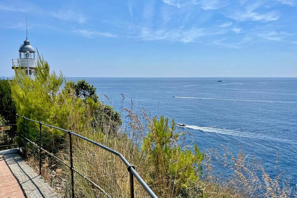 un faro su una collina vicino all'oceano