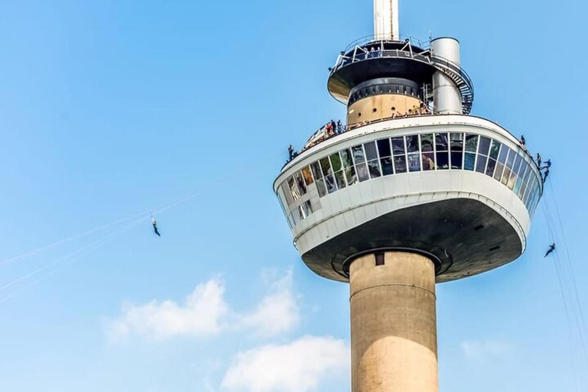Una torre de control con gente de pie sobre ella