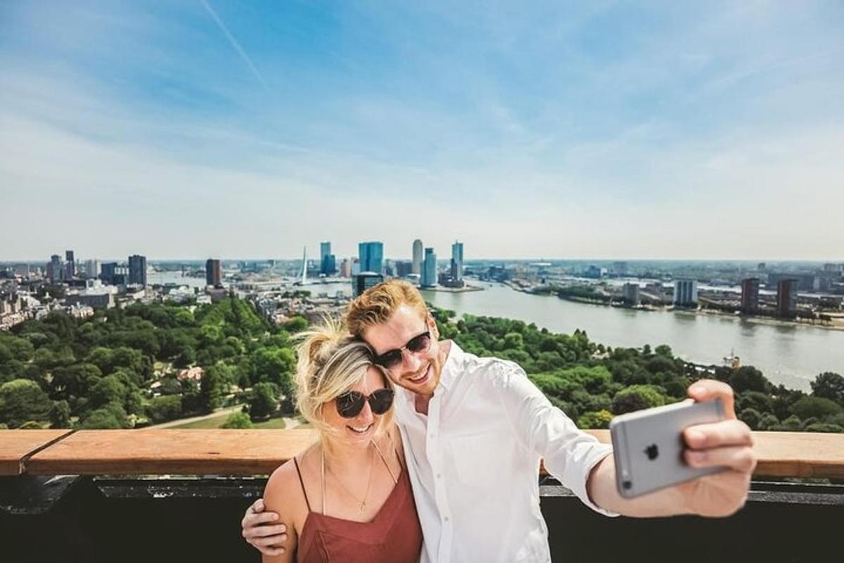 en mann og en kvinne som tar et bilde med en mobiltelefon