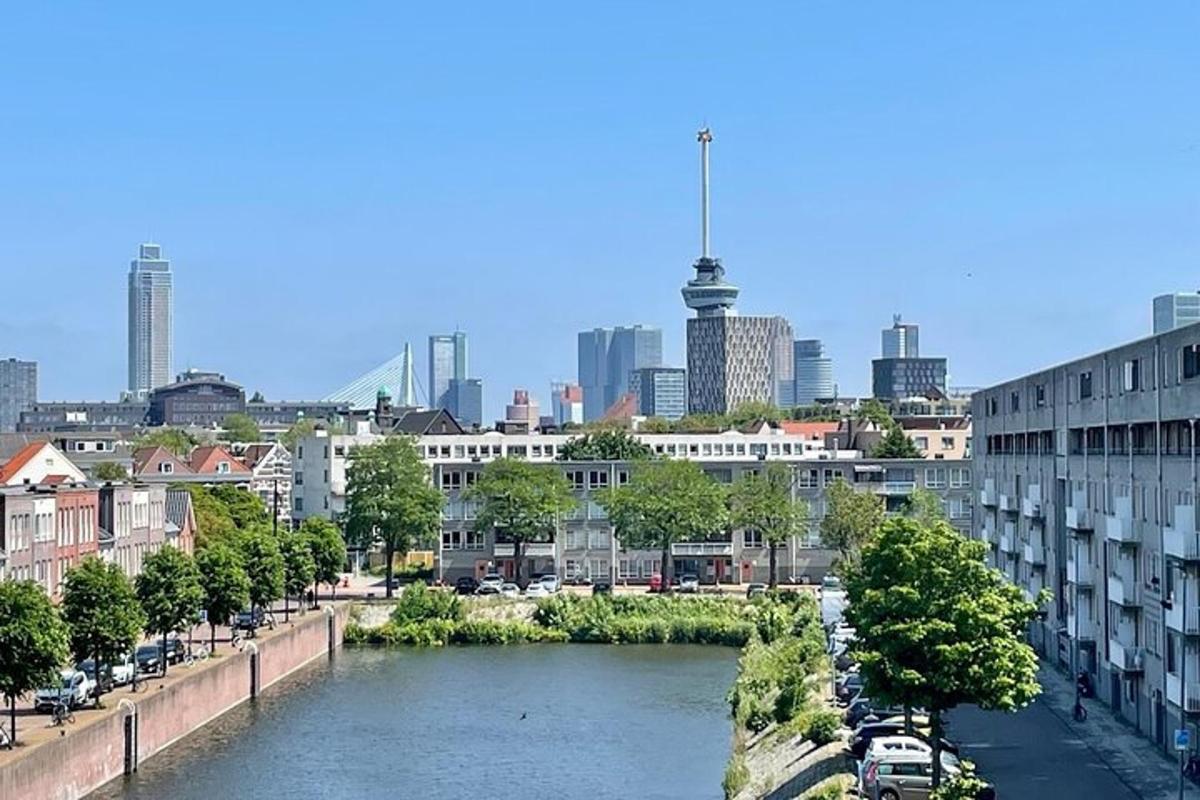 Una vista de una ciudad con un río y edificios.