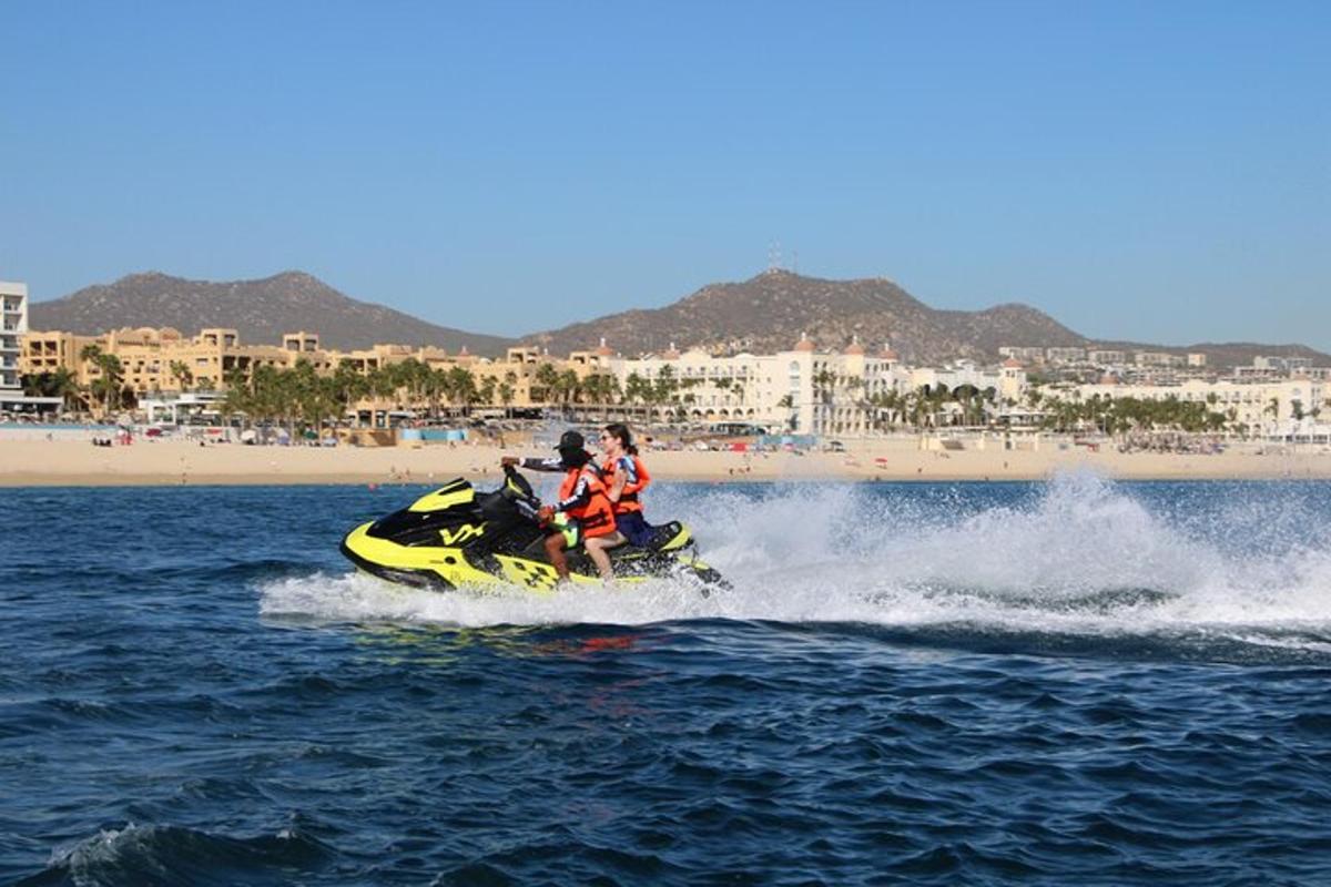 dua orang menaiki jet ski di dalam air