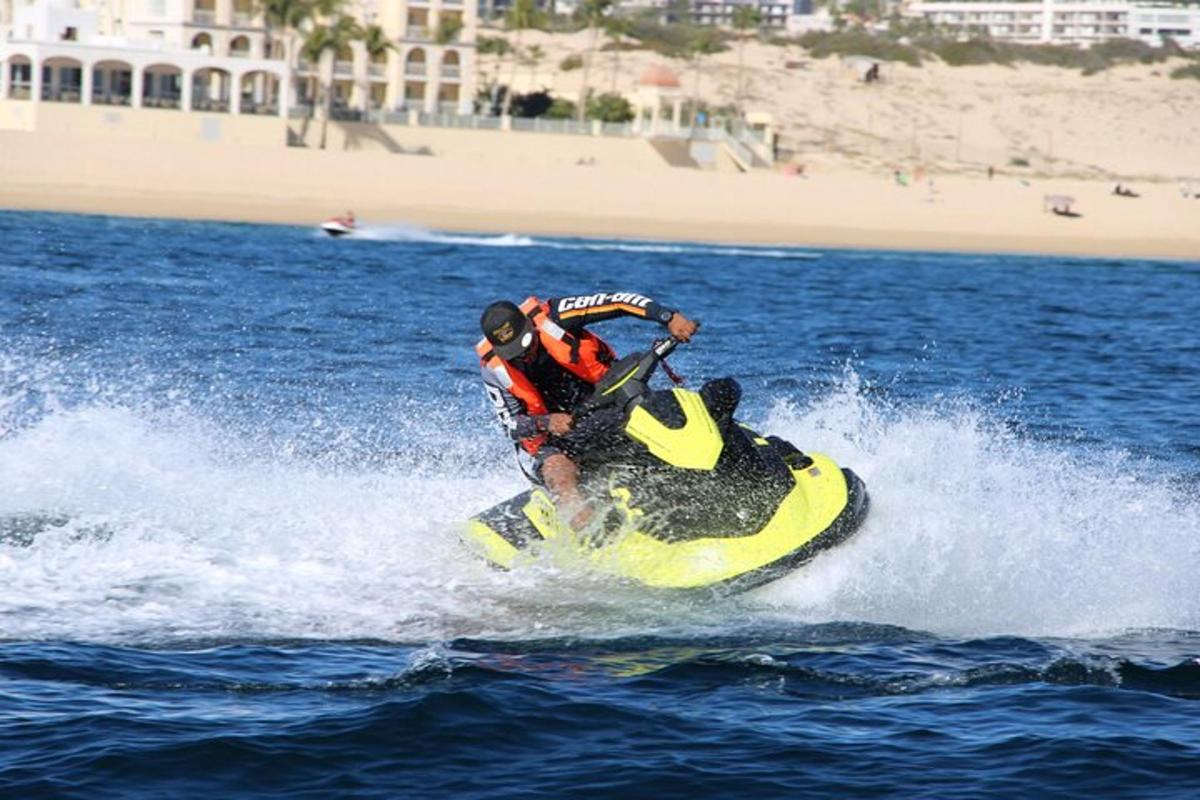 două persoane care călăresc un jet ski pe apă