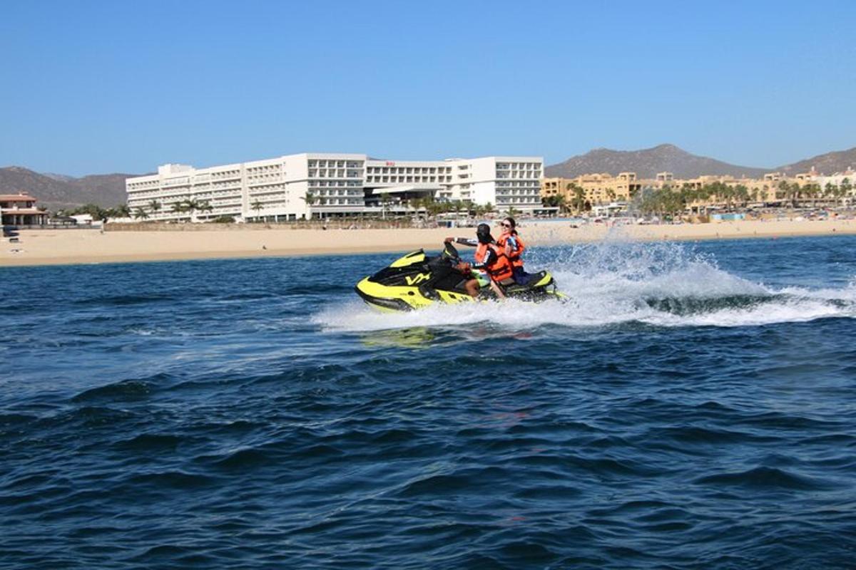 un grup de oameni care se plimbă cu un jet ski pe apă