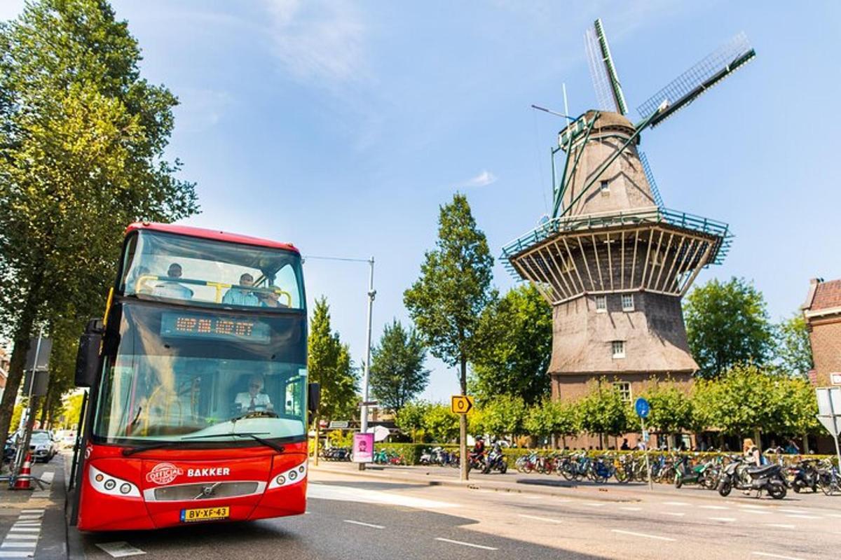 punane kahekordne buss sõidab mööda tuulikust