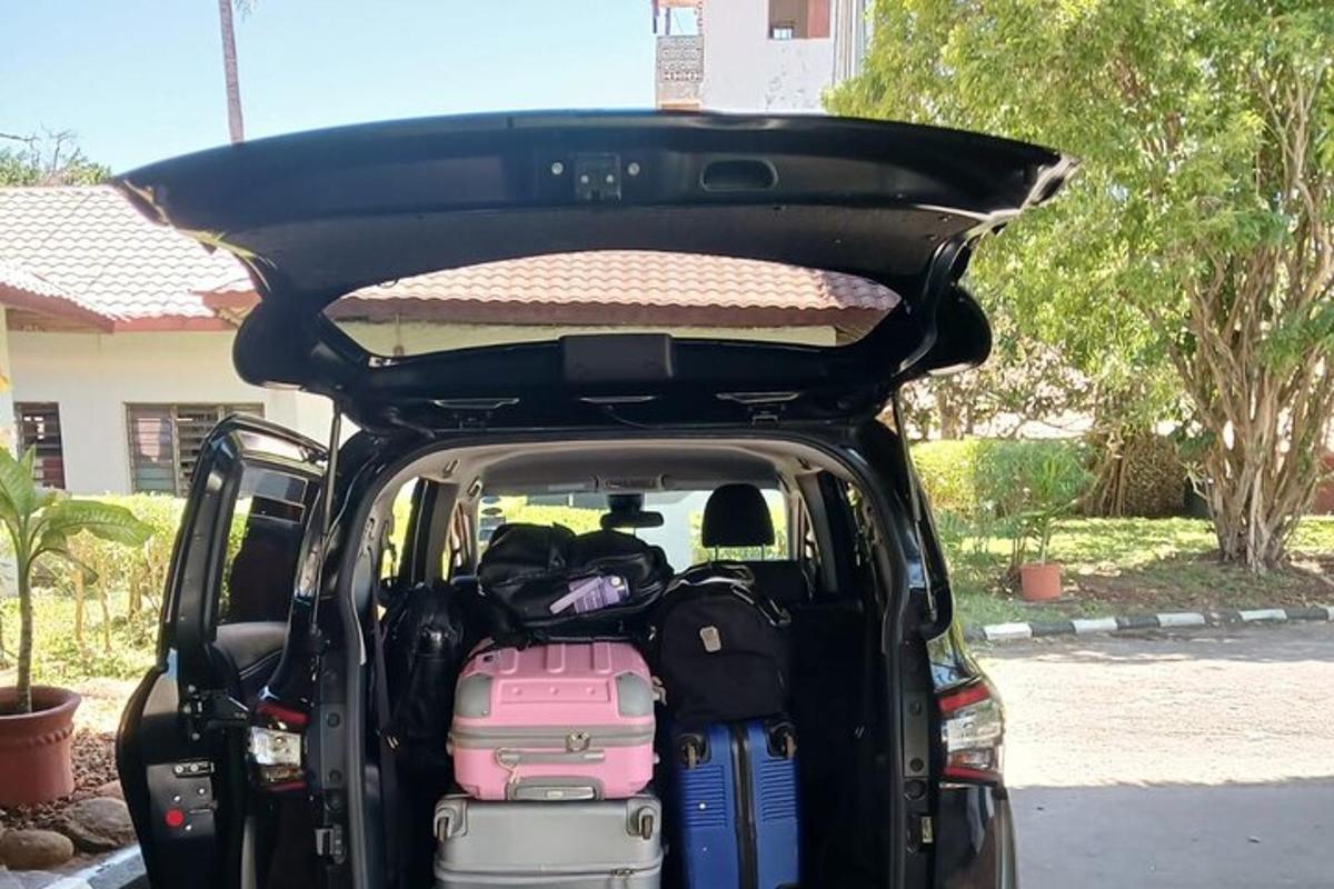um carro com o porta-malas aberto com bagagem