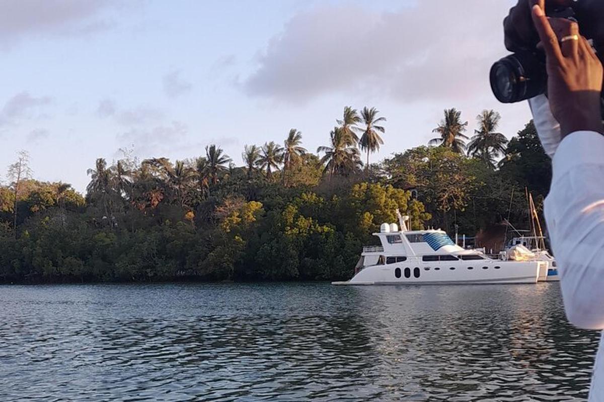 uma pessoa tirando uma foto de um barco na água