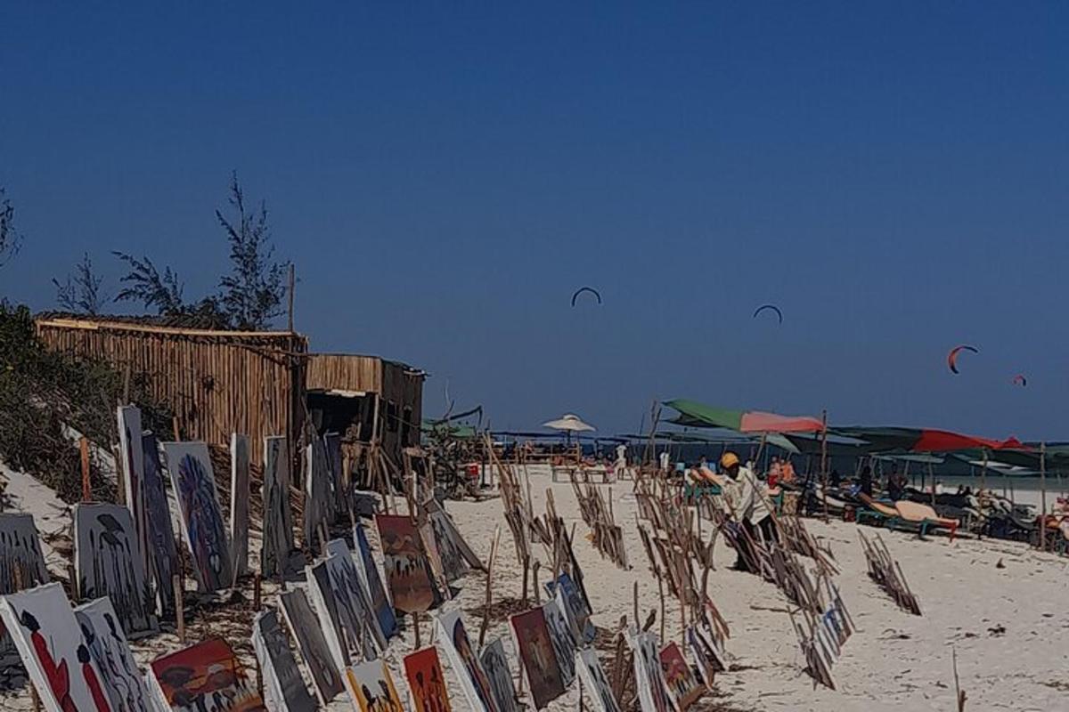 uma praia com cadeiras e guarda-sóis na areia