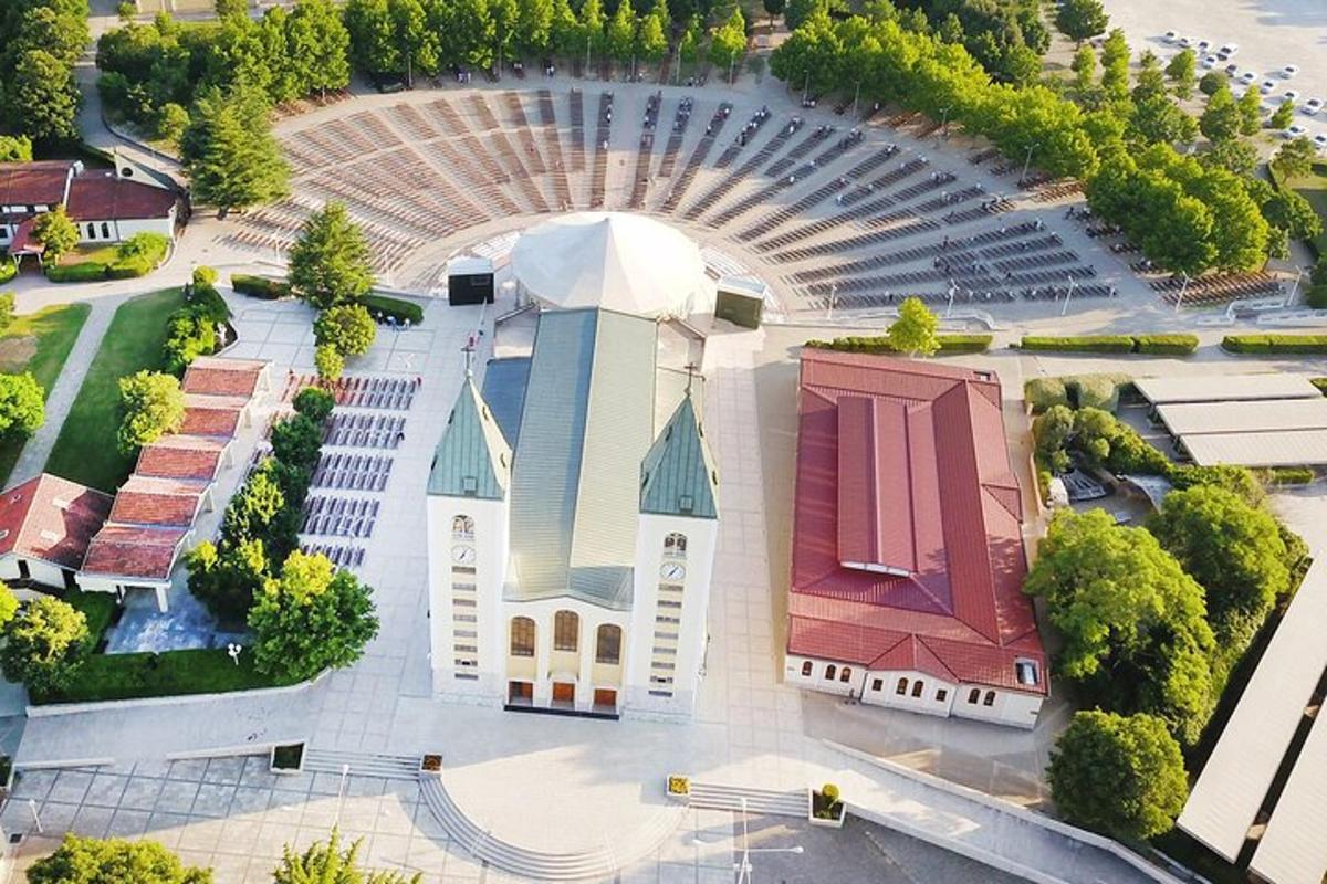 pemandangan atas sebuah gereja dengan bangunan