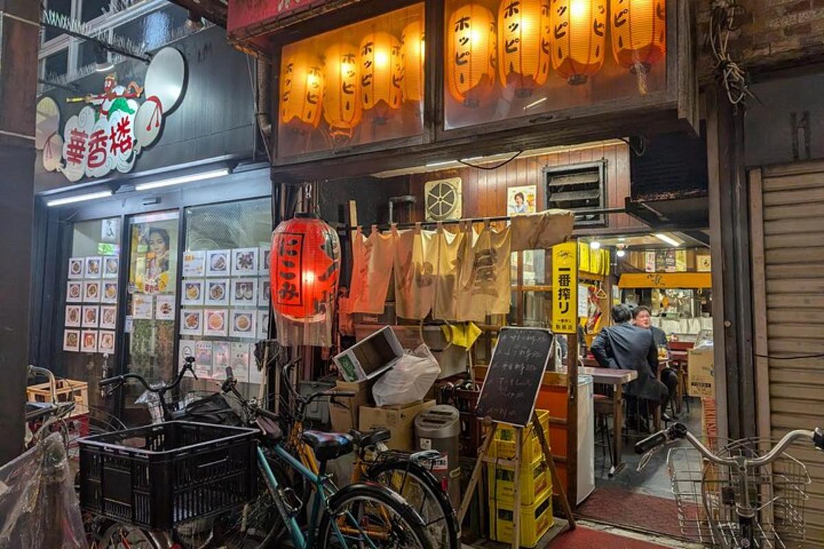 una botiga amb bicicletes aparcades davant