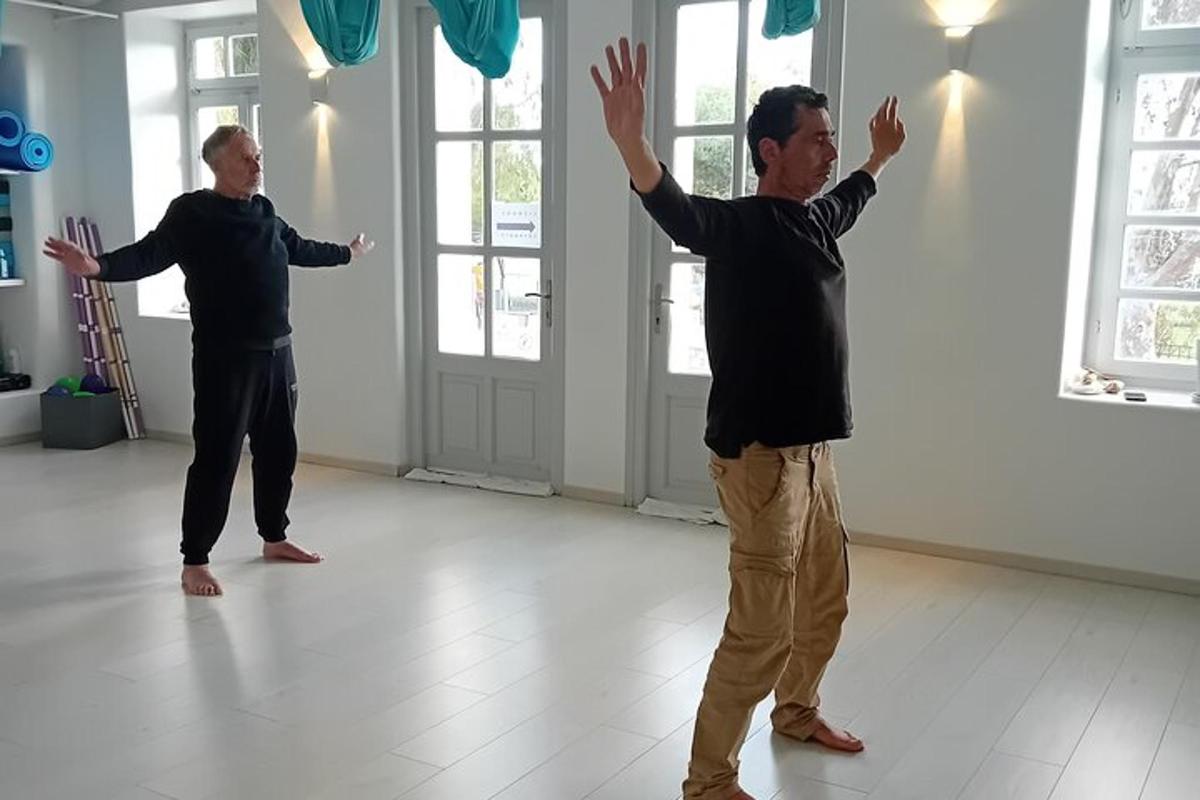 twee mannen staan in een kamer met hun handen in de lucht