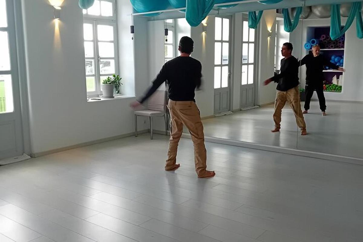 hópur karla að spila leik í herbergi