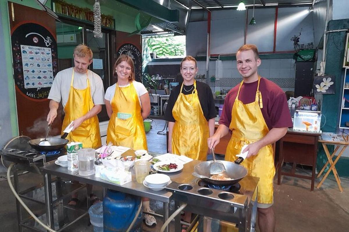 sekelompok orang di dapur sedang menyiapkan makanan