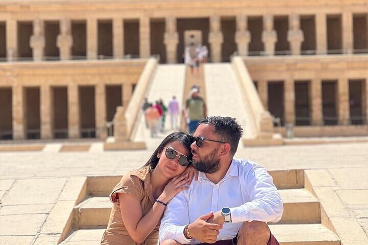 un uomo e una donna seduti sui gradini di fronte a un edificio