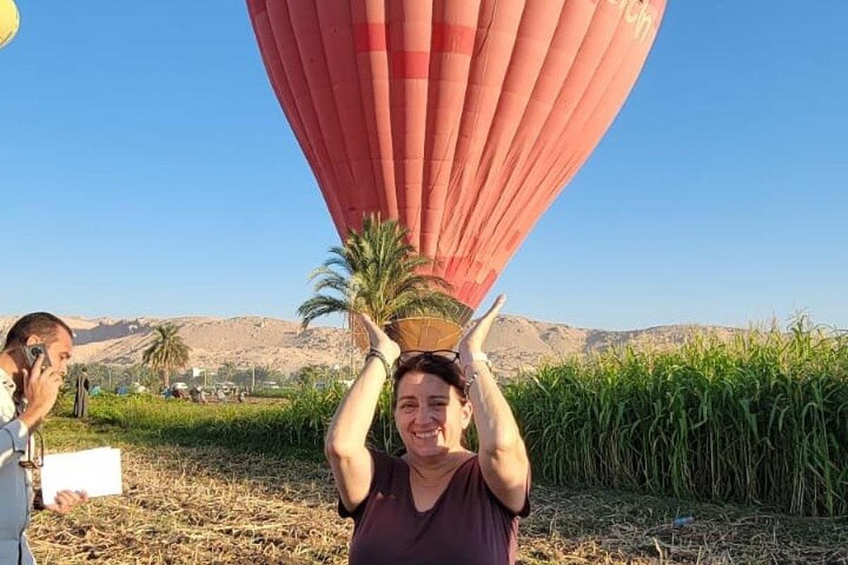 una donna che tiene una mongolfiera sopra la testa