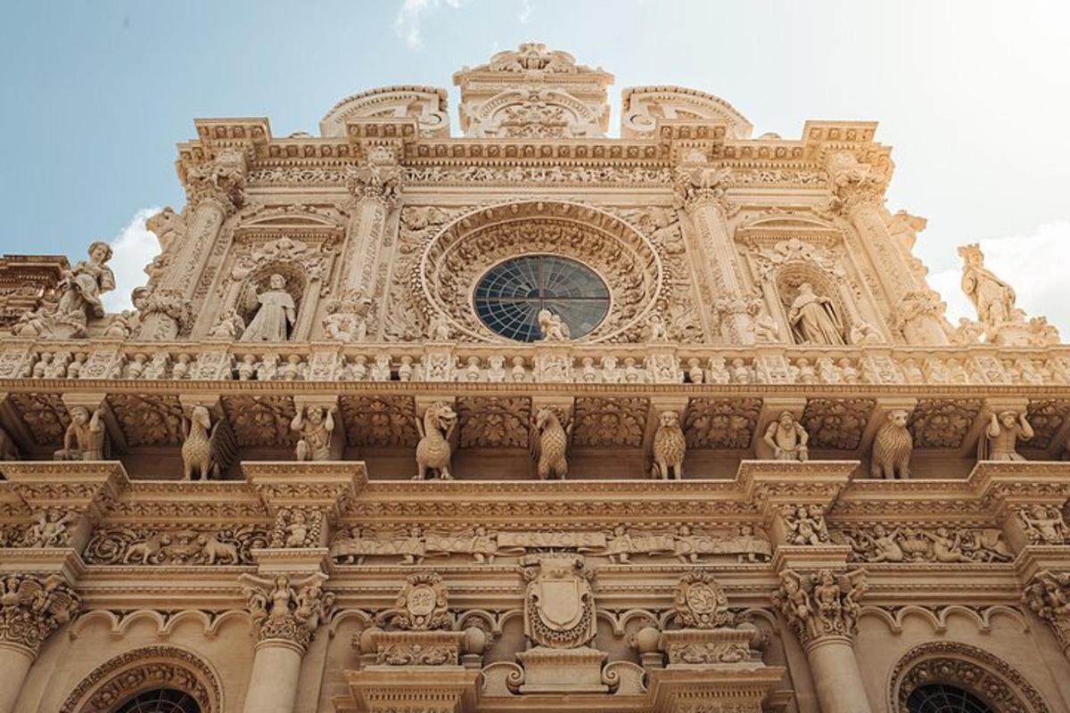 un edificio con un orologio in cima