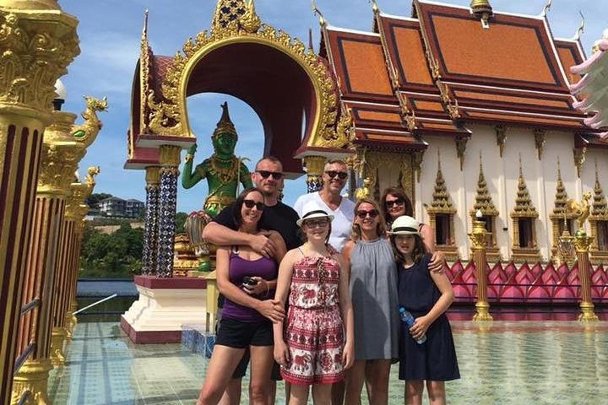isang grupo ng mga tao na nag-pose sa harap ng isang templo