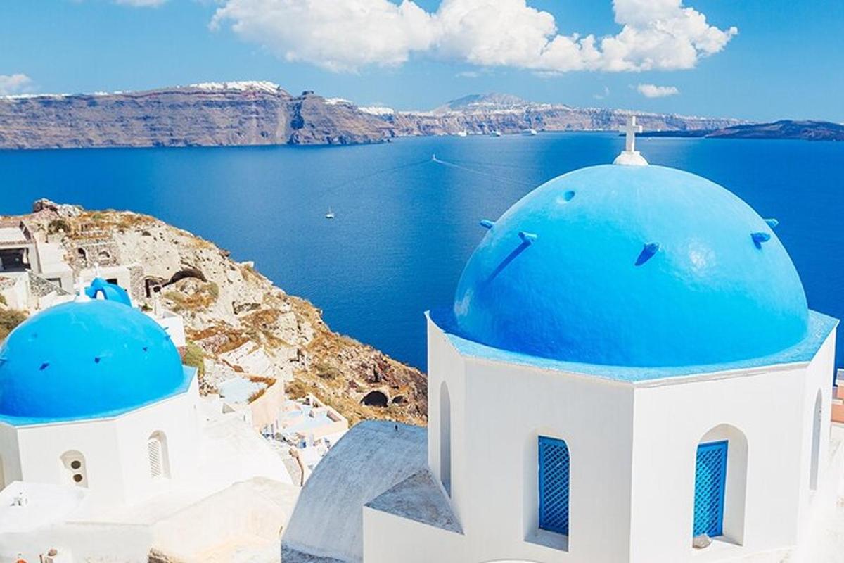 Kostel s modrými kupolemi na ostrově Santorini