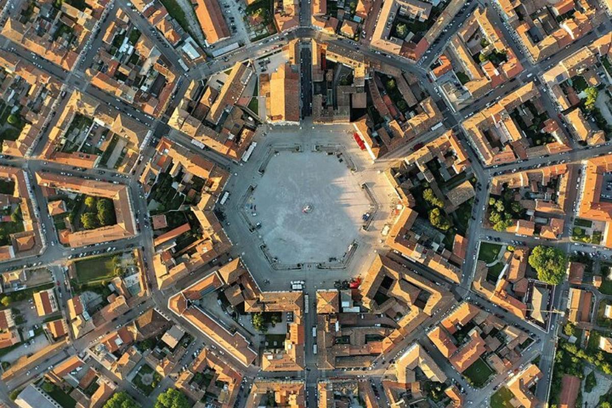 俯瞰一座有河流的城市