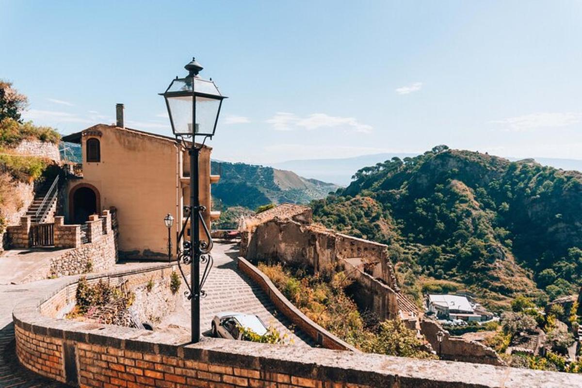 um poste de luz na encosta de uma montanha