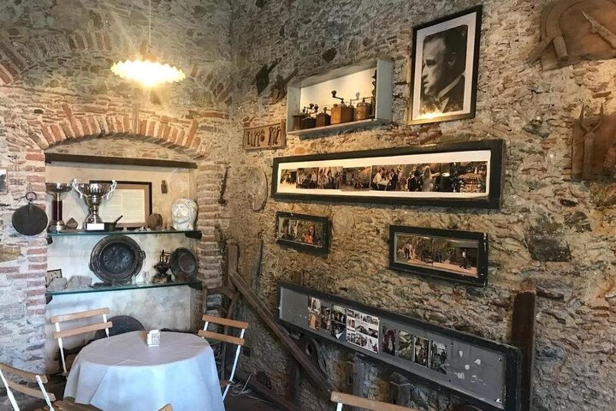 uma sala de jantar com uma mesa e uma parede de pedra