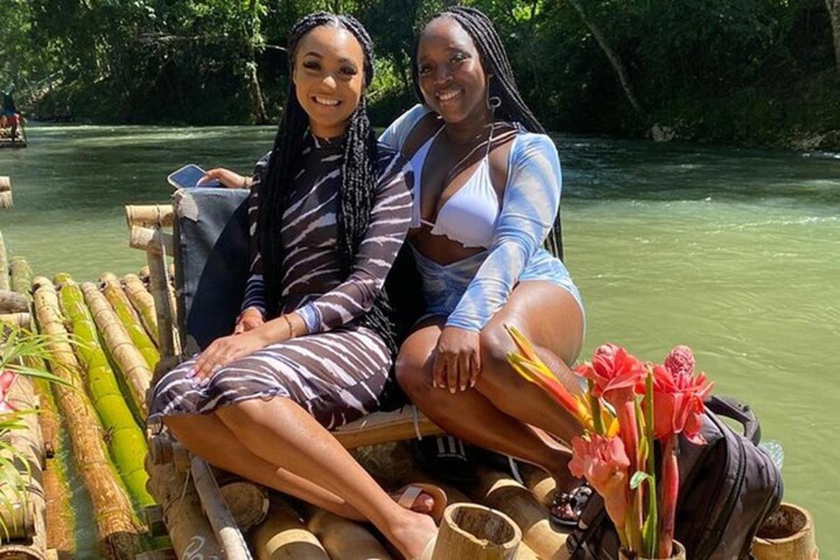 due donne sedute su una panchina vicino a un fiume