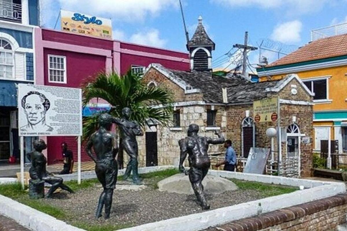 una statua di persone davanti a un edificio