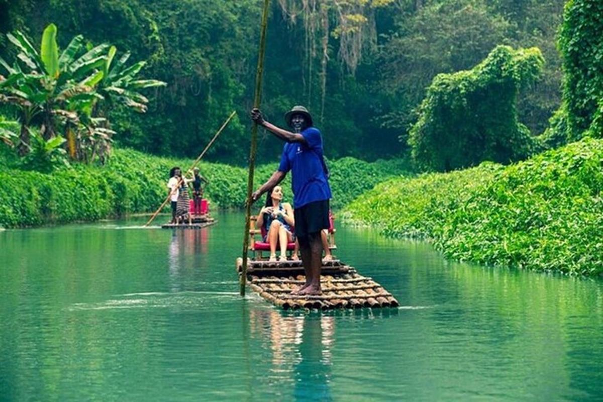 isang lalaking nakatayo sa isang balsa sa isang ilog