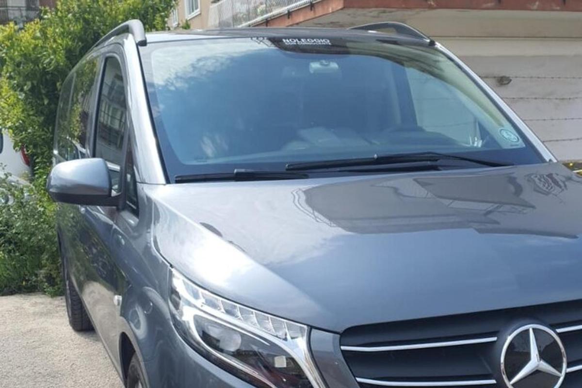 Modrá dodávka Mercedes Benz zaparkovaná na příjezdové cestě