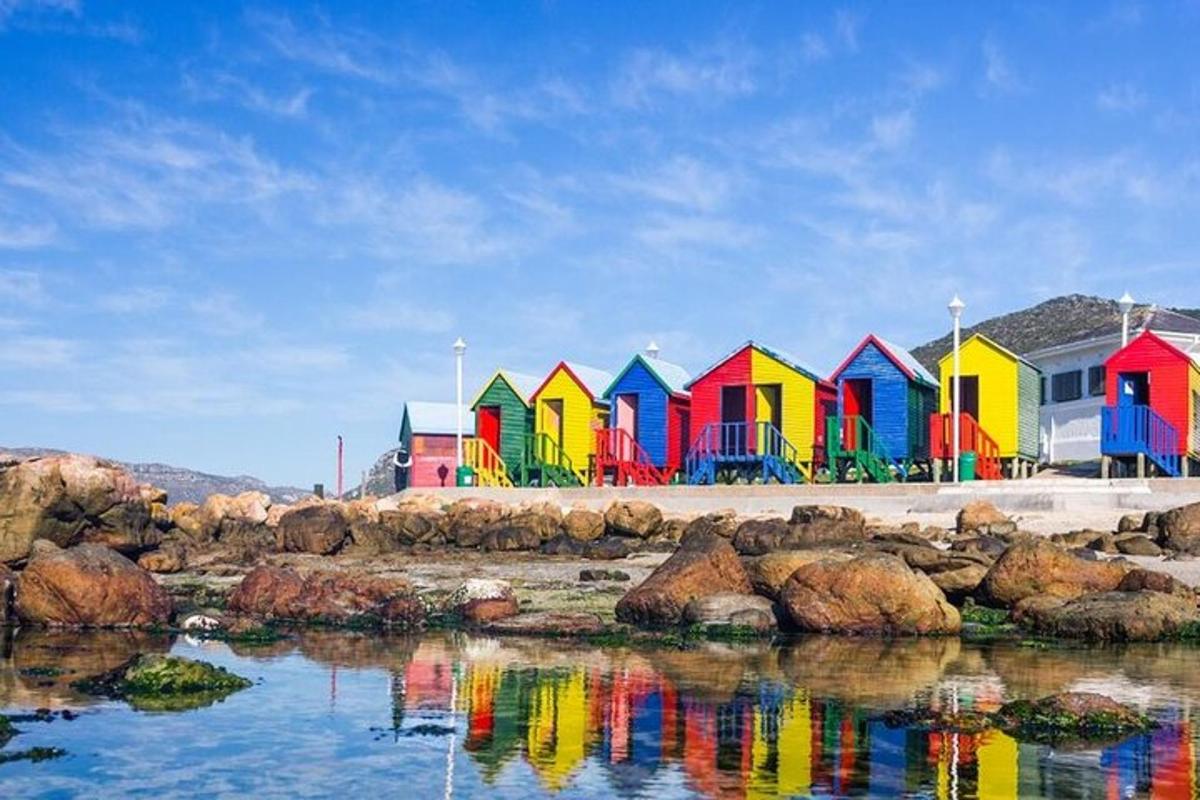 una filera de cases de colors al costat d'una massa d'aigua