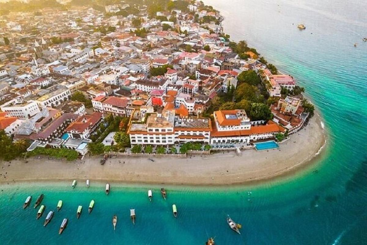 widok miasta na plaży z lotu ptaka