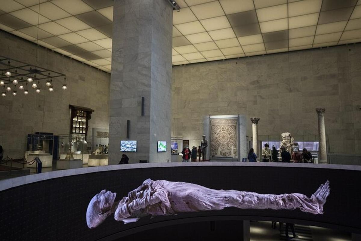 un grande museo con una grande scultura viola in un edificio
