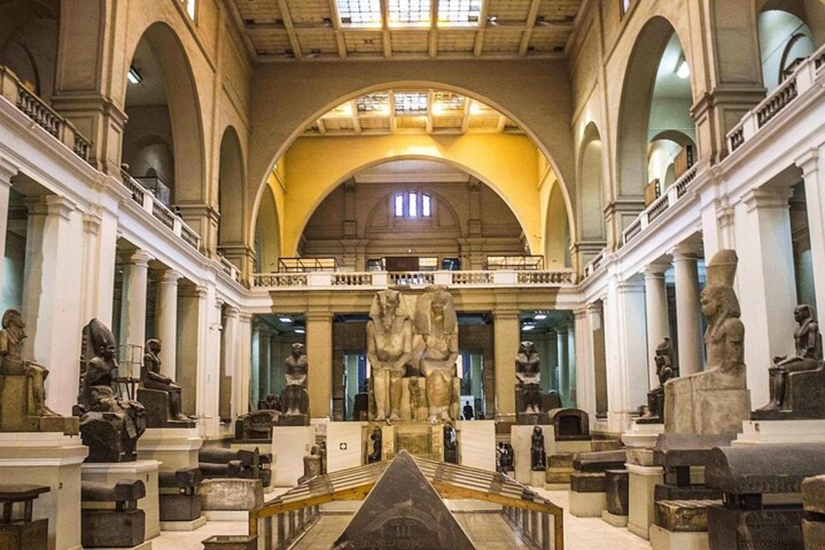 un museo con una statua al centro