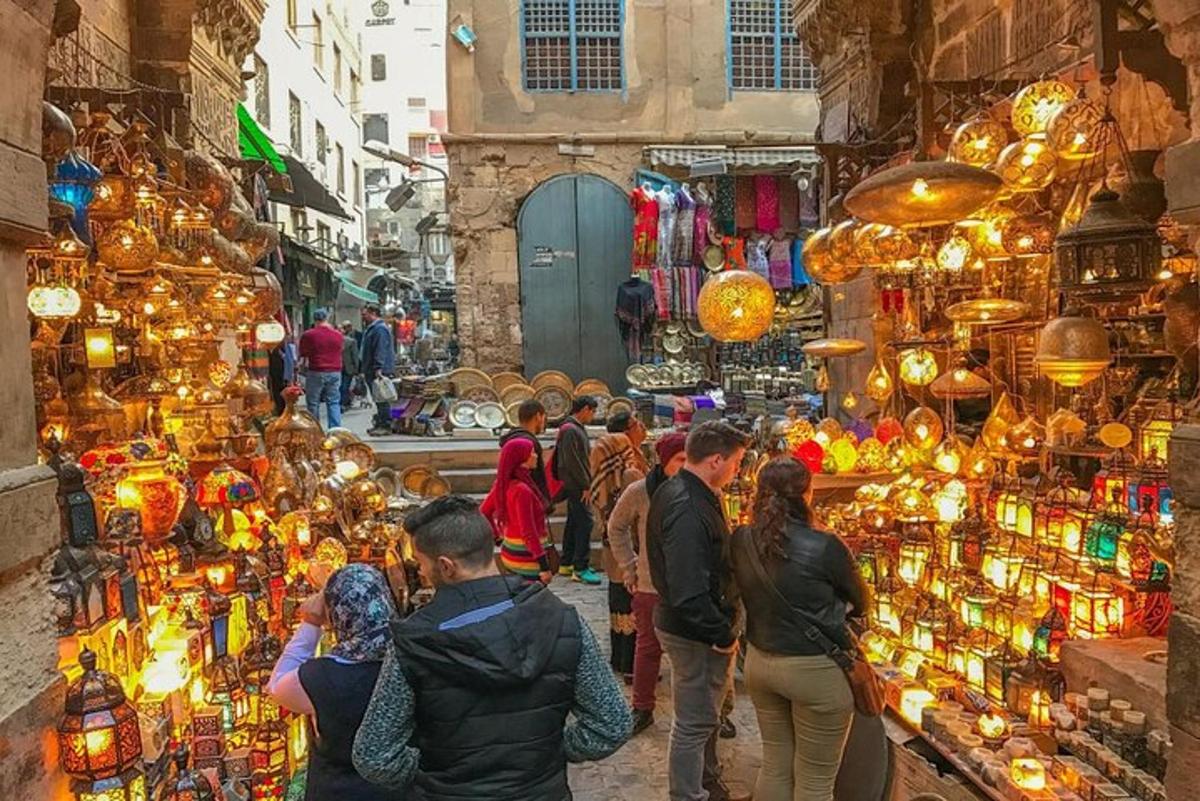 un gruppo di persone in piedi in un mercato illuminato