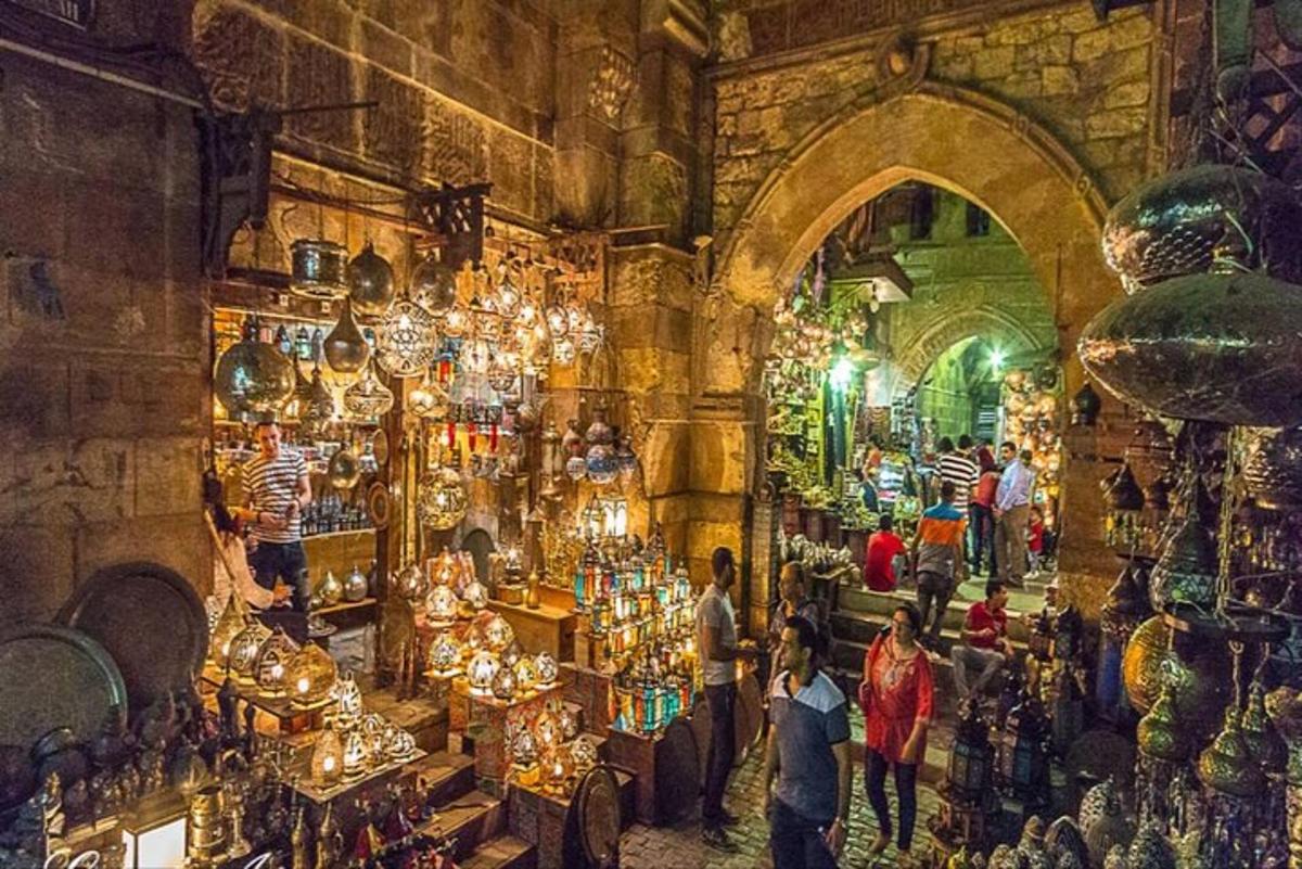 Una vista de un mercado con gente caminando alrededor.