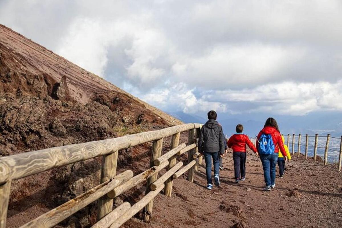 Un grupo de tres personas caminando por una colina